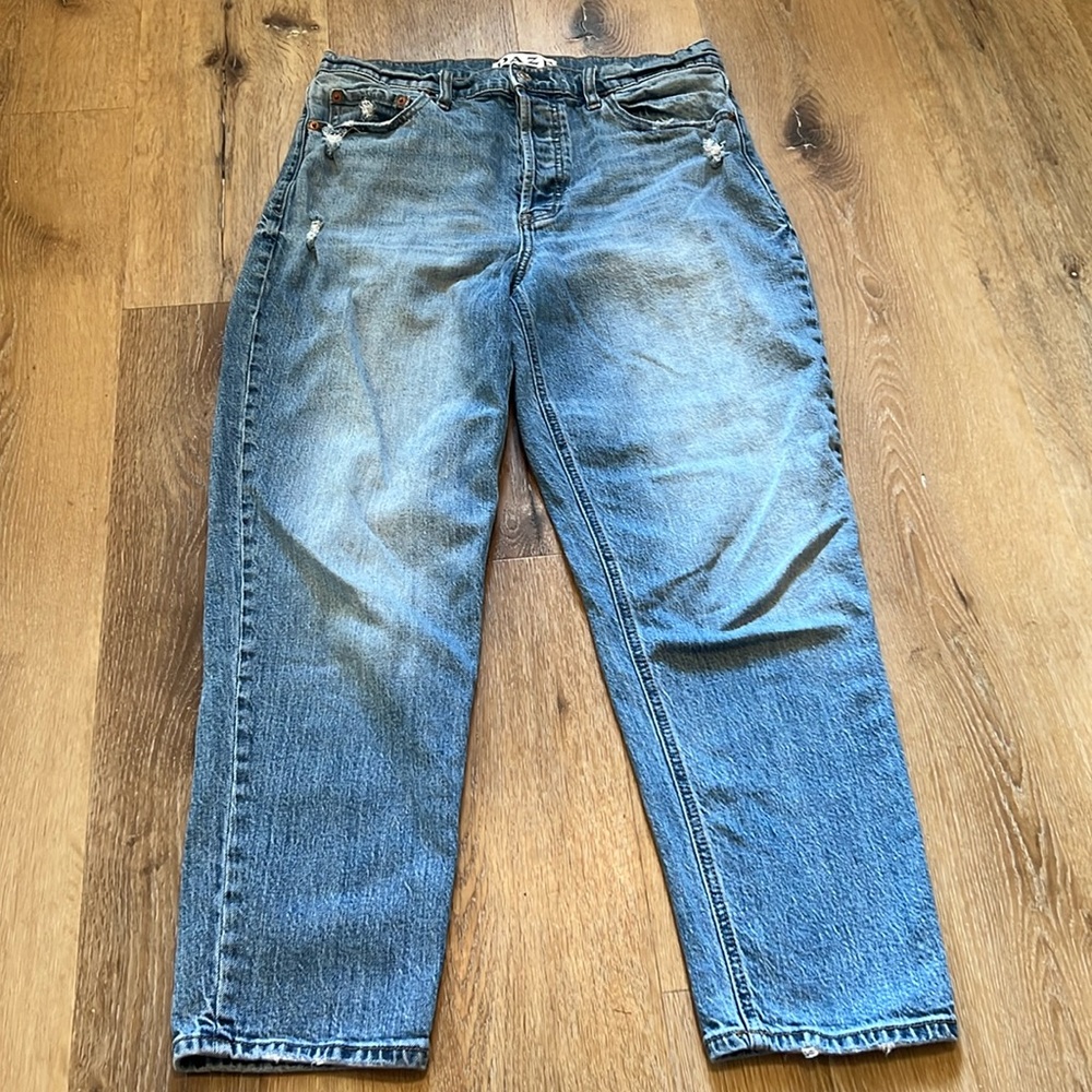 Daze distressed Blue Jeans size 29